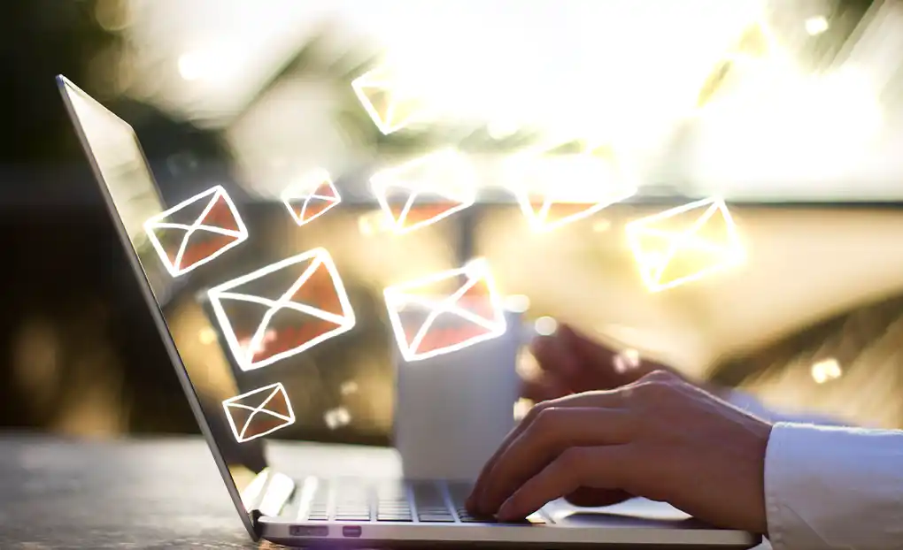 persona recibiendo email marketing en un portátil 