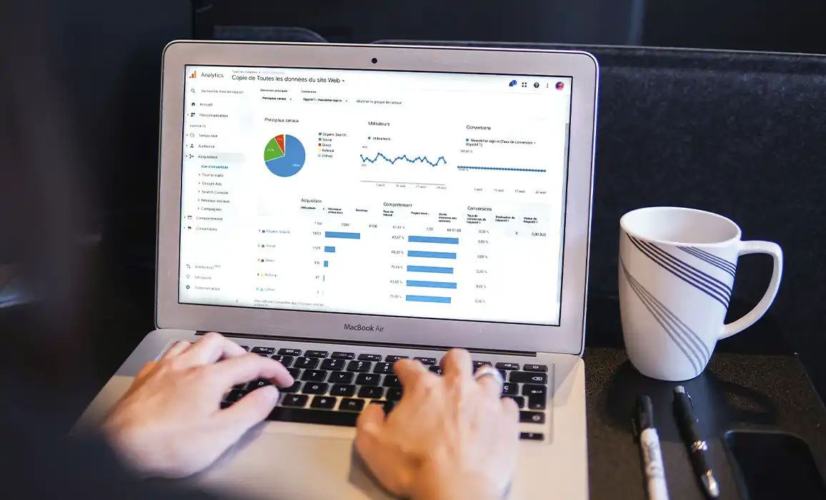 trabajador analizando datos tras marketing de personalización