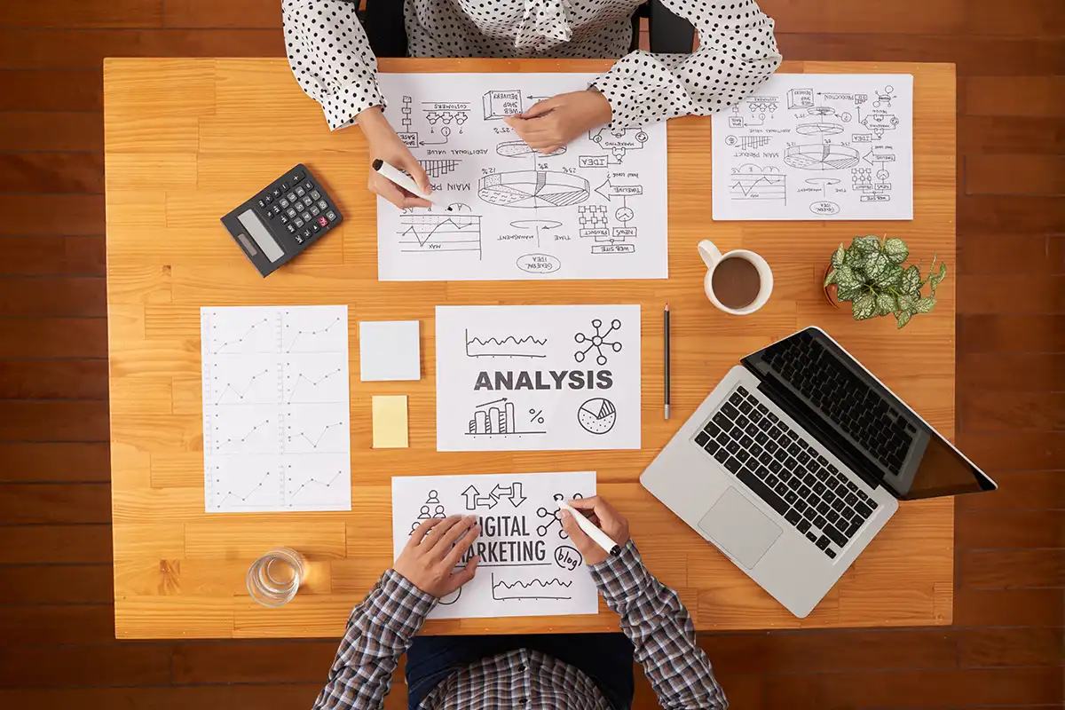 equipo de marketing haciendo remarketing