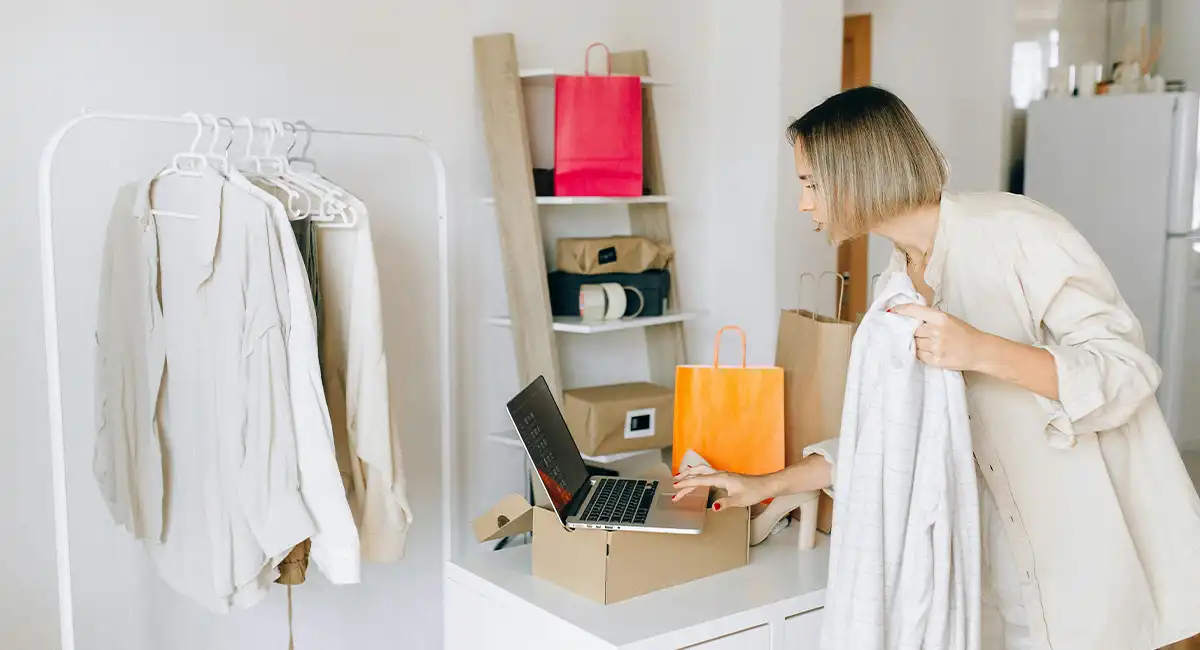 emprendedora mejorando su web para verano en Barcelona