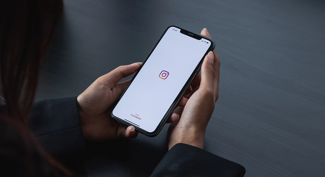 usuario abriendo la aplicación para usar el formato panorámico de instagram