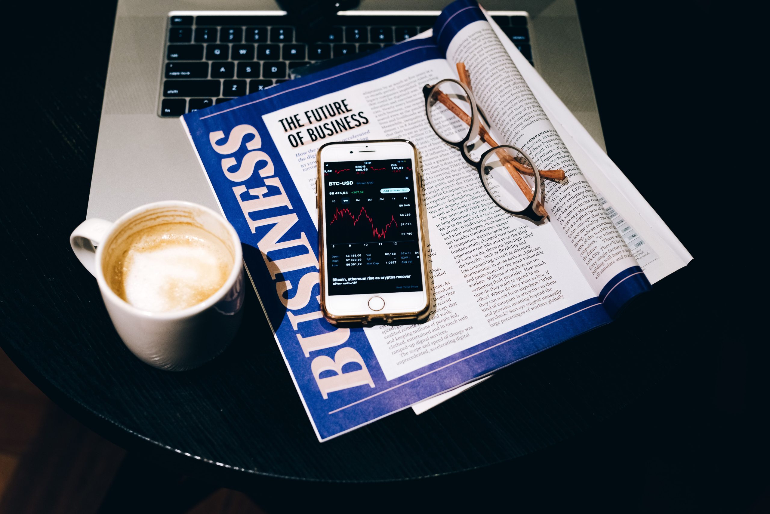 newsletter de email marketing abierta en un portátil y un móvil