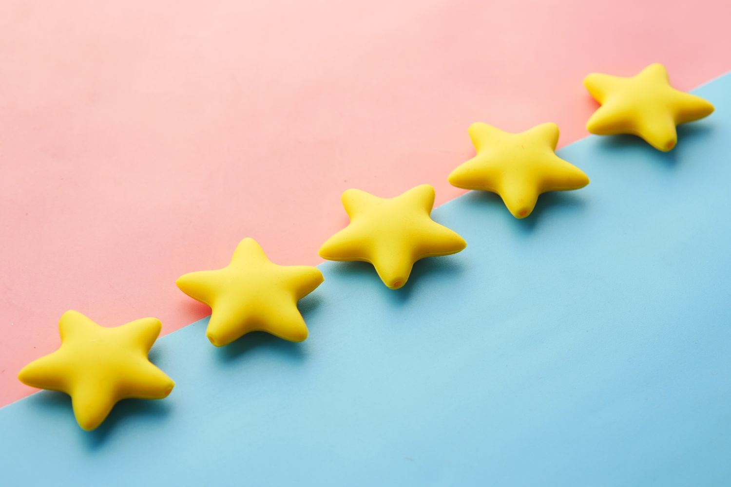 valoración de cinco estrellas de un cliente satisfecho