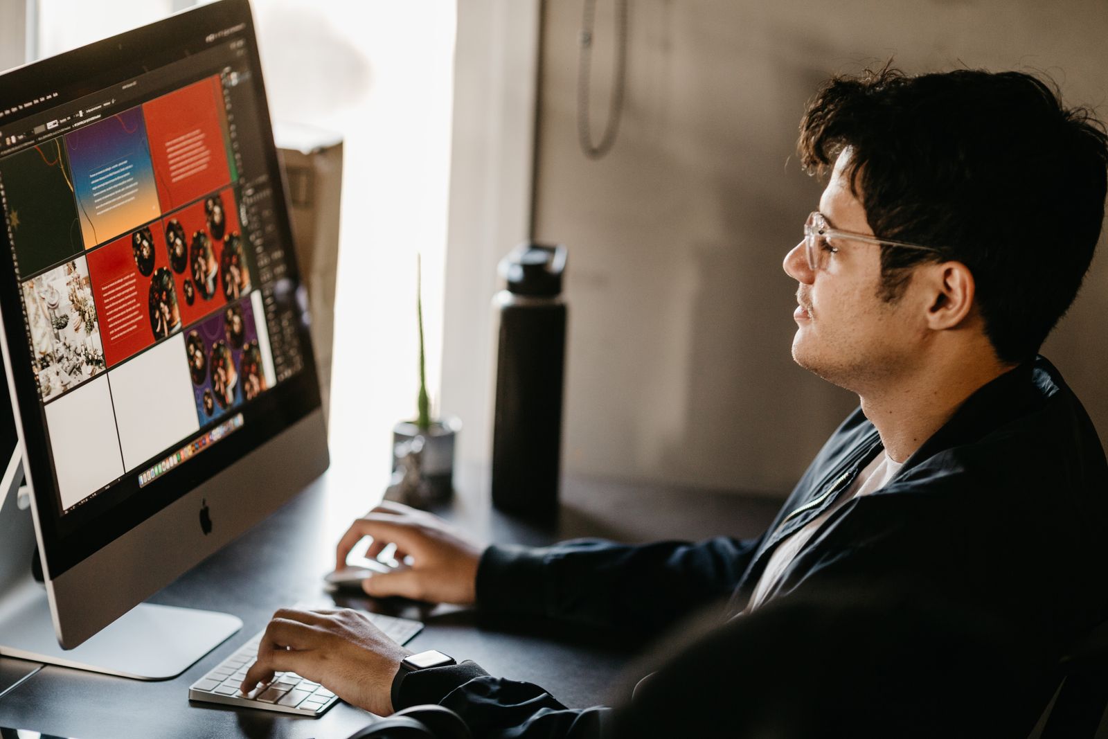 diseño web barcelona para pymes con diseñador trabajando en ordenador
