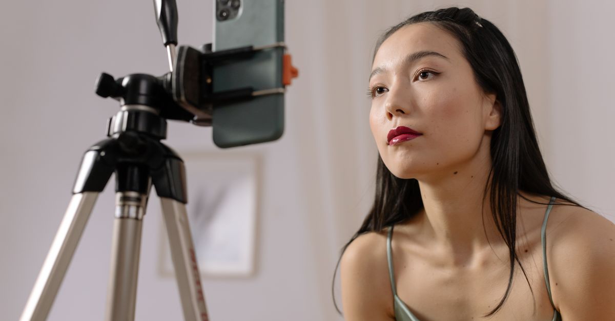 creadora de contenido grabando vídeo con trípode para una colaboración de microinfluencers