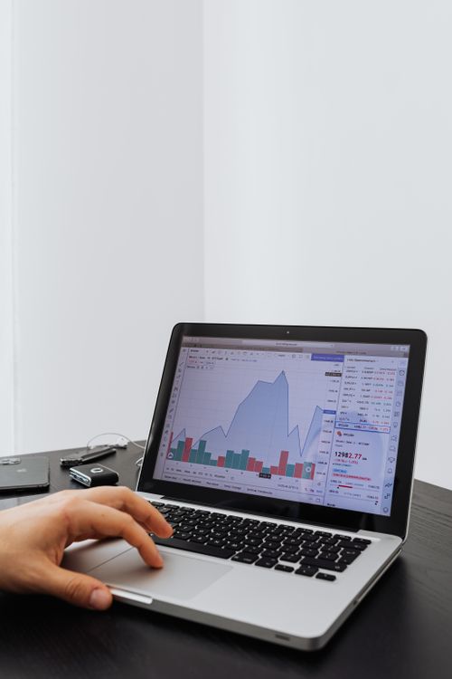 análisis de datos web en un portátil para medir conversiones de una pyme