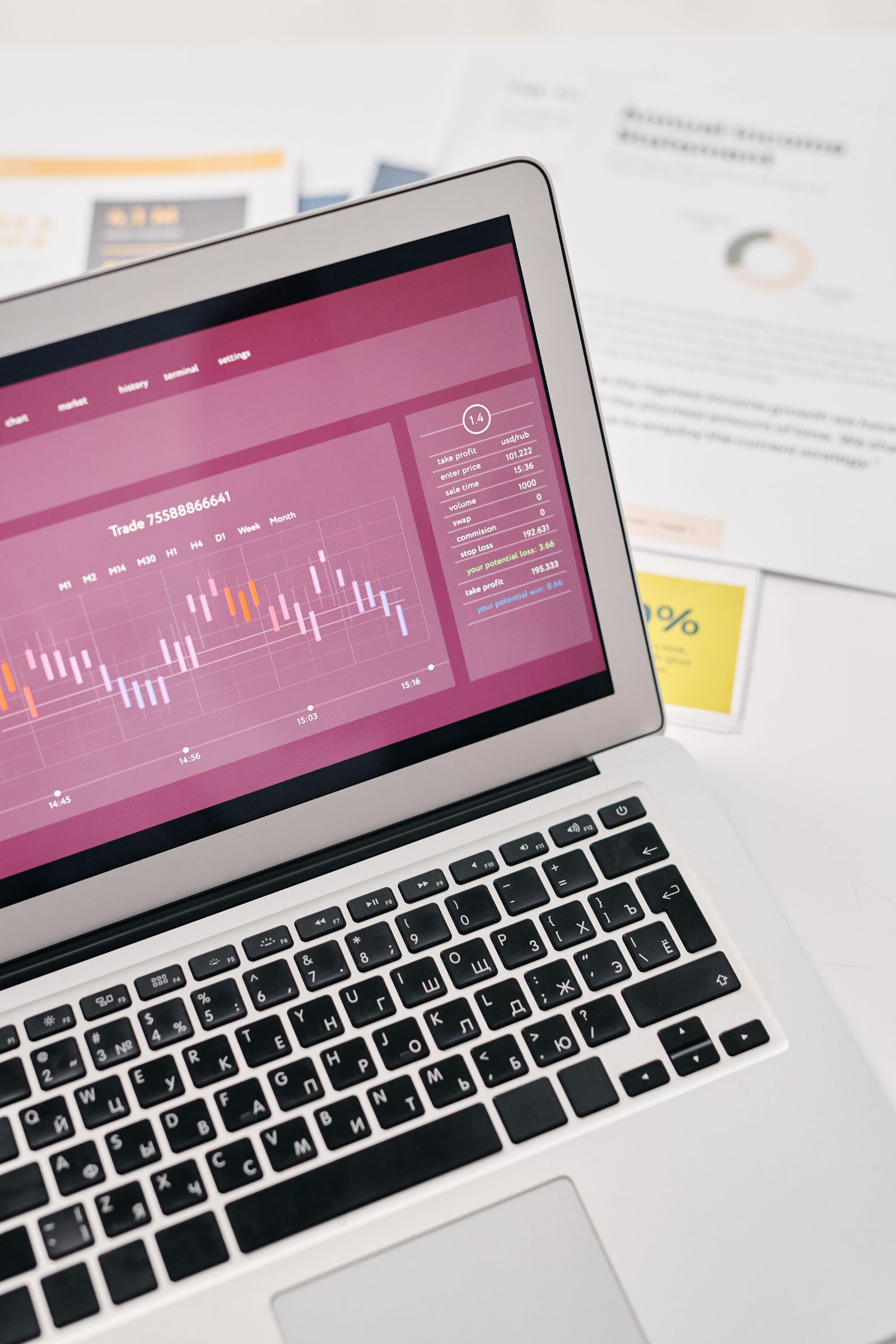 gráficos de core web vitals en un portátil para medir el rendimiento de una web
